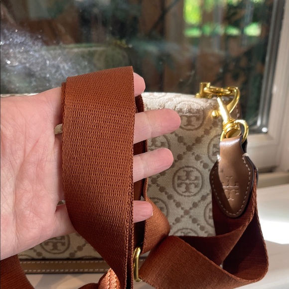 NWT Tory Burch Tan and Cream Crossbody Bag - Picture 6 of 8